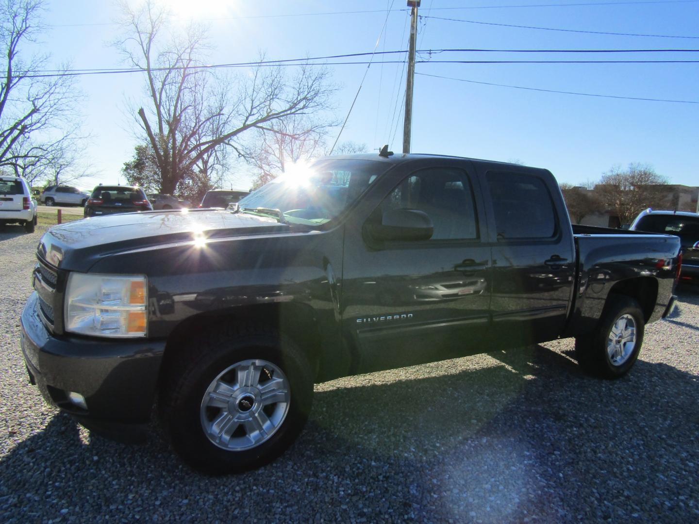 2011 Gray /Gray Chevrolet Silverado 1500 LT Crew Cab 4WD (3GCPKSE32BG) with an 5.3L V8 OHV 16V FFV engine, Automatic transmission, located at 15016 S Hwy 231, Midland City, AL, 36350, (334) 983-3001, 31.306210, -85.495277 - Photo#2